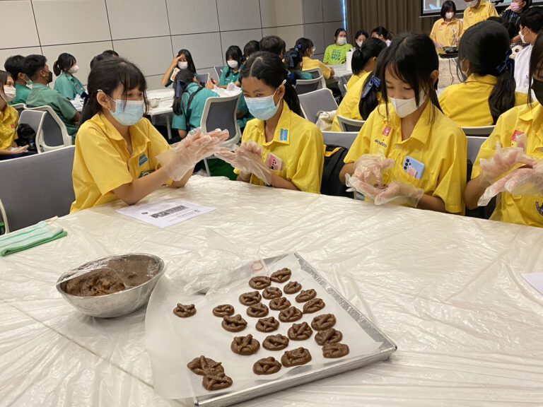 วช. จับมือ มรภ.สวนสุนันทา ชวนวัยใสทำ “ขนมกงเสริมอัลมอนด์” นวัตกรรมอาหารแห่งอนาคต ช่วยสืบสาน-อนุรักษ์ขนมไทยร่วมสมัยให้คงอยู่ต่อไป