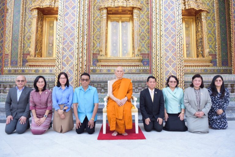 อว. เข้ากราบสักการะสมเด็จพระสังฆราช ถวายผลงานวิจัยชุดสีกระเบื้องวัดราชบพิธสถิตมหาสีมาราม อนุรักษ์ศิลปวัฒนธรรมไทย