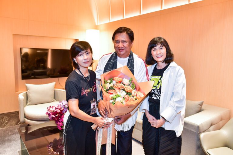 สุดซึ้ง..สุขสนุกประทับใจ พี่แจ้ ดนุพล กับแฟนคลับ ใน “ที่สุดของเพลงแจ้ Concert”  ศิลปินที่คุณแสนรัก ร้องเพลงดนุพล แก้วกาญจน์  พร้อมแขกรับเชิญตัวท็อปของวงการบันเทิง !!!