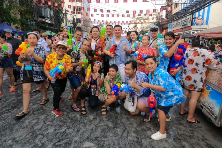 “เอ้ สุชัชวีร์” นำทีมเล่นน้ำสงกรานต์ “ถนนข้าวสาร – คลองโอ่งอ่าง” พร้อมผลักดันฟื้นคลองโอ่งอ่าง เพื่อสร้างรายได้ดึงดูดนักท่องเที่ยว