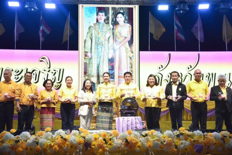 รมว.เกษตรฯ เป็นประธานเปิดงานการแสดงบินโดรนเฉลิมพระเกียรติพระบาทสมเด็จพระเจ้าอยู่หัว เนื่องในโอกาสพระราชพิธีมหามงคลเฉลิมพระชนมพรรษา 6 รอบ 28 กรกฎาคม 2567ในงานประเพณีแห่เทียนพรรษา ณ จังหวัดพะเยา